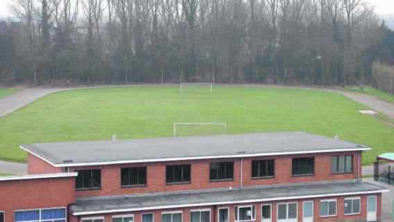 Het asbestcementafval bevindt zich op een bebost gedeelte van het terrein van het Sint-Theresiacollege.jhp