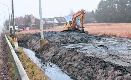 Het slib uit de Kraaiwinkelbeek nabij de N2 mocht op de oevers worden gestort. fg
