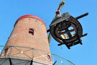 Met een grote kraan werd de kap op de molen geplaatst.Edith Van Wuytswinkel