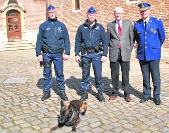 Korpschef Johan De Becker (rechts), burgemeester Moureaux met de drugshond en zijn baasjes. rdb