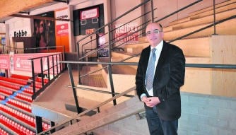 Danny Verhulst is blij dat de twee nieuwe tribunes er eindelijk staan.pvdb