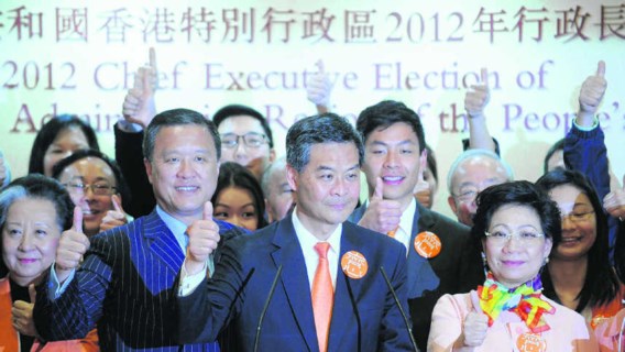 Na zijn 'verkiezingsoverwinning' groet Leung Chun-ying zijn medestanders.Aaron Tam/afp