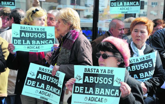 Het protest tegen de bezuinigingen in Spanje neemt toe. Vorige week werd er betoogd voor het hoofdkantoor van de spaarbank Bankia.Dominique Faget/afp