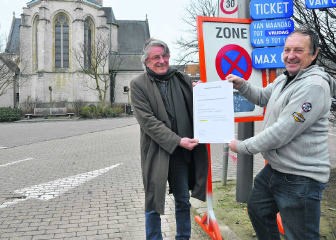 Jan Indesteeghe en Etienne Van Hamme dokterden met hun actiegroep een nieuw parkeerbeleid uit. ddl