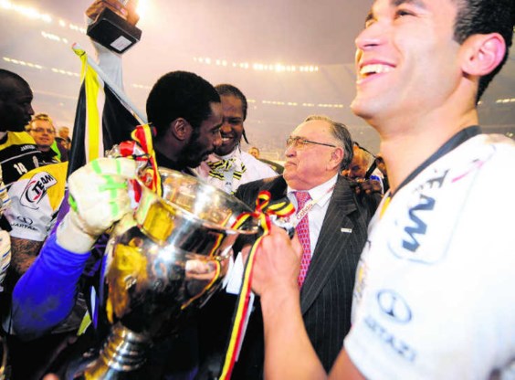 De voorzitter van Lokeren, Roger Lambrecht (midden), viert de bekerwinst met zijn doelman Boubacar Copa en de andere spelers.Peter De Voecht/photo news