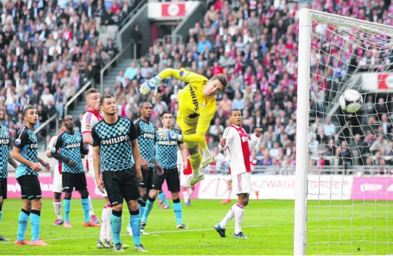 PSV-doelman Tyton ziet hoe Ajacied Ismaïl Aissati de 1-0 scoort. De Amsterdammers blijven koploper AZ op een punt volgen.Robert Meerding/novum