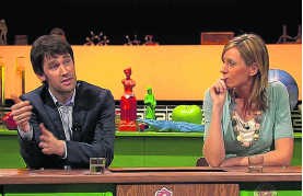 In de eerste aflevering van dit seizoen zijn onder meer Freek Braeckman en Annelies Van Herck de leerlingen in 'De klas van Frieda'. vrt