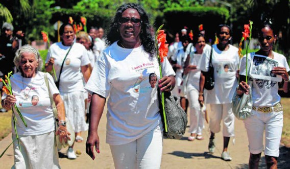 Berta Soler (midden) leidt de zondagse mars van de 'Damas de Blanco' bij de Santa Rita-kerk in Havana.ap