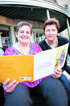 Griet De Broeck (l.) met borstverpleegkundige Annemie Cuyckens. 'Door mijn ziekte van een grappige kant te bekijken, gaf mijn kleindochter me kracht.'Wim Kempenaers