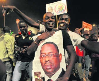 Aanhangers van Sall bouwen een feestje in Dakar.afp