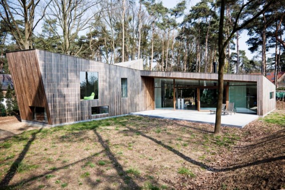 De helling van de woning staat haaks op die van het terrein.