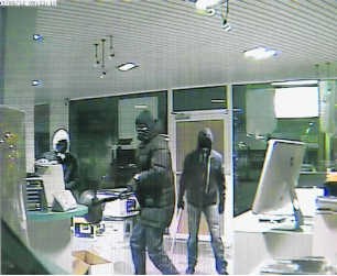 Beelden van de overvallers, gemaakt door de beveiligingscamera's in de computerwinkel van Carl Willaert in Roeselare. sb