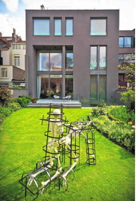 Maison Particulière toont ook kunst in de tuin. Bart Dewaele