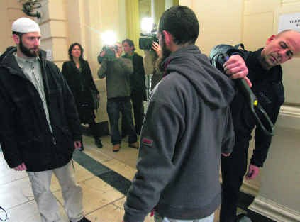 Abdel Rahman Ayachi (links) in 2009 op zijn proces wegens aanzetten tot haat. pn