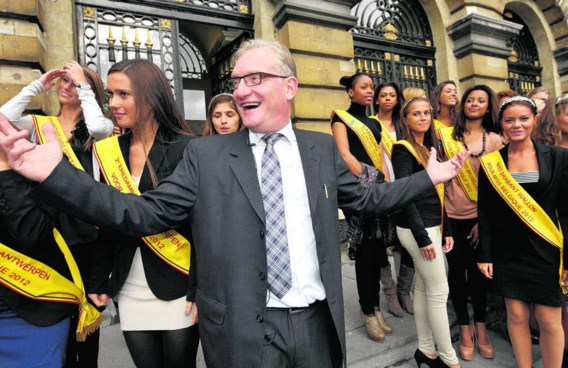 Oktober vorig jaar: Pol Van Den Driessche geeft in het parlement aan de kandidates voor Miss België 2012 een cursus over ons land. Didier Lebrun/photo news
