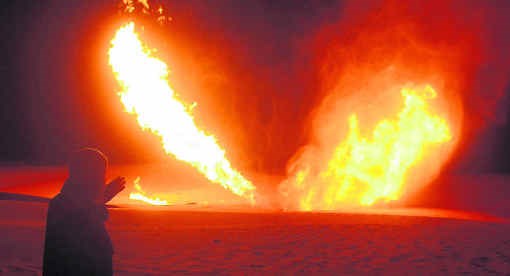 Een gaspijp brandt na een bomaanslag nabij de Egyptische stad Al-Arish.afp