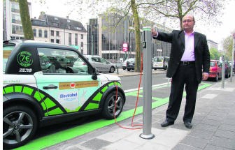 Constantin Tsatsakis aan een laadpaal van privé-initiatief Zen Car.dbb