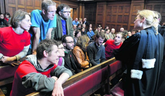Volgens Anton Lucioni (onderaan links) moet een activist 'af en toe een hek beklimmen'. Hendrik De Rycke