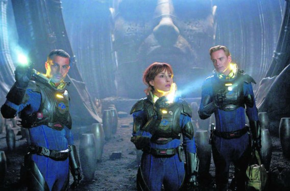 Met een sterrenkaart, gevonden in een grot in 2085, trekt een delegatie, onder leiding van Elisabeth Shaw (Noomi Rapace) en met de androïde David (Michael Fassbender, rechts), op zoek naar buitenaards leven. Twentieth Century Fox