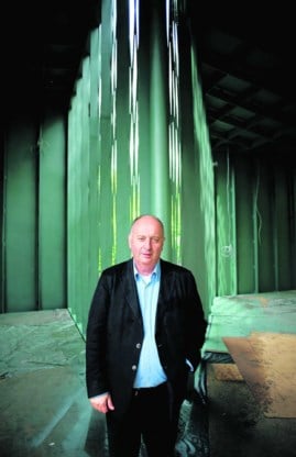 De Duitse kunstenaar Thomas Schütte presenteert zijn terracottabeeldjes in het nieuwe paviljoen.Katrijn Van Giel