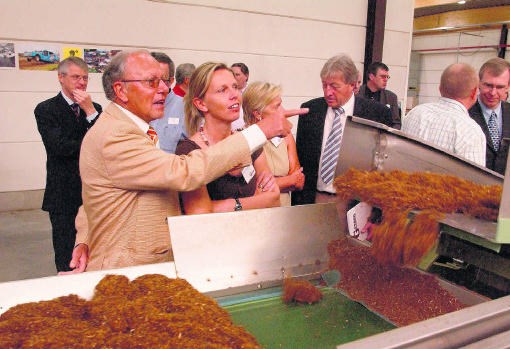 Guido Vandemarliere (l.) gidste in 2006 Yves Leterme (r.) rond in zijn tabaksfabriek. phk