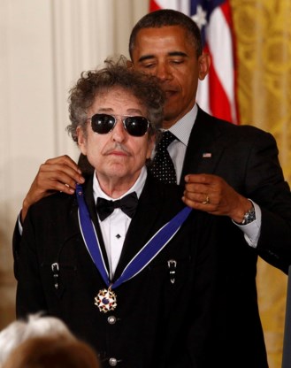Bob Dylan krijgt hoogste burgerlijke onderscheiding van Obama