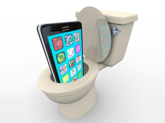 Een op drie Belgen gebruikt smartphone op het toilet