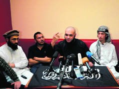 Abu Mujahid tijdens de persconferentie in een Antwerpse pitabar.