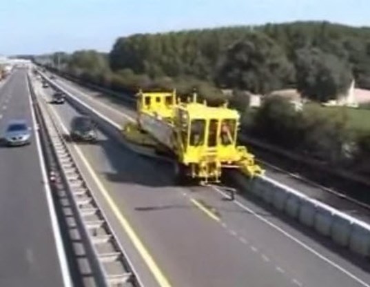 Wondermachine voor wegenwerken beschadigt wegdek