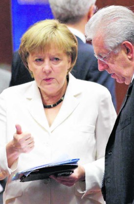 Angela Merkel kon niet anders dan plooien voor de eisen van Mario Monti en de druk van de markten. 