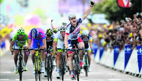 André Greipel viert zijn tweede zege in een Tourrit. Alessandro Petacchi buigt het hoofd en eindigt als tweede.