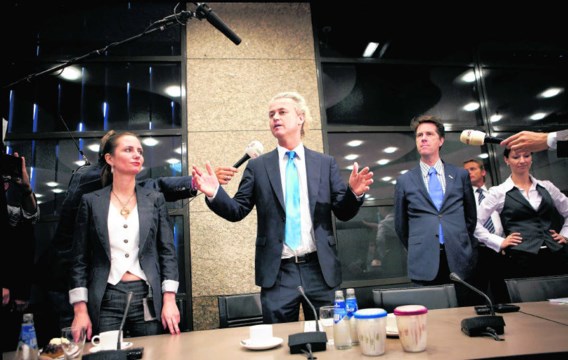 Na de sterke verkiezingsuitslag in 2010 gingen de fractieleden van de PVV spontaan rechtstaan toen hun voorzitter Geert Wilders binnenkwam.