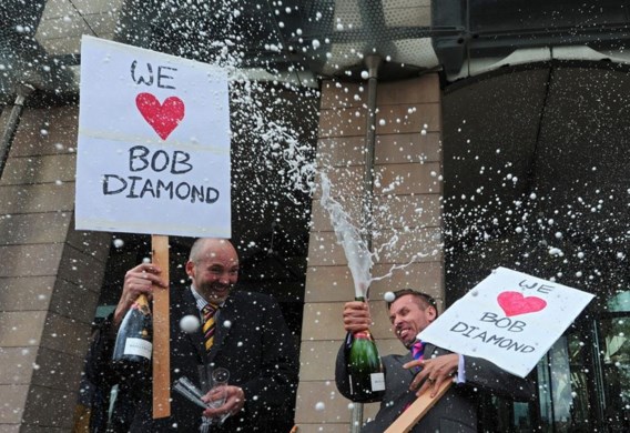 Betogers in Londen laten champagne spuiten uit protest tegen de te innige band tussen bankiers en politici.