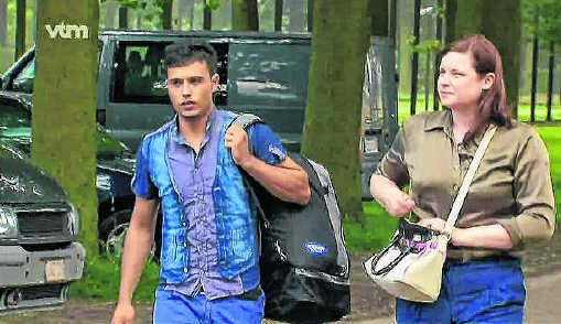 Ruth Vanhoutte bracht gisteren in Merksplas een laatste bezoek aan haar pleegzoon Parwais Sangari. Ze was vergezeld van Fahrad Azami, een vriend van Parwais.
