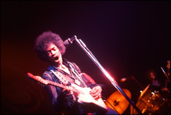 Jimi Hendrix met de beroemde Fender stratocaster-gitaar