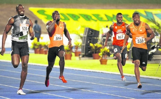 Yohan Blake (r.) klopt Usain Bolt (l.) tijdens de Jamaicaanse trials op de 200m. Greene: ‘Blakes wedstrijden zijn meer verzorgd.'