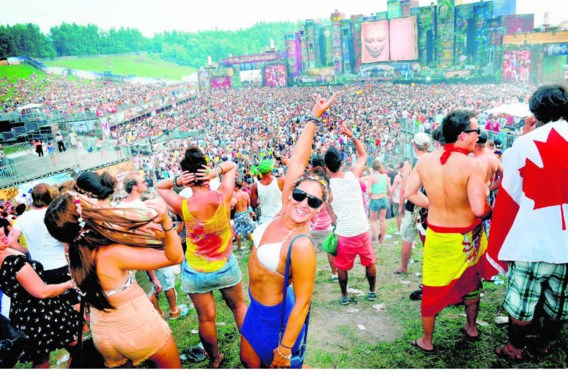 De komvormige weide voor de Main Stage waarop het ‘Book of Wisdom' open staat.