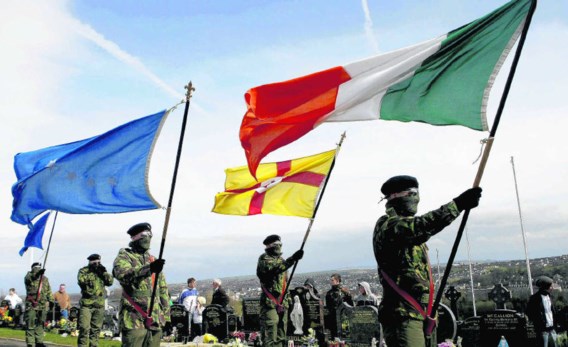 Gemaskerde leden van het Real IRA herdenken in maart van dit jaar op een kerkhof in Derry de Paasopstand van 1916.