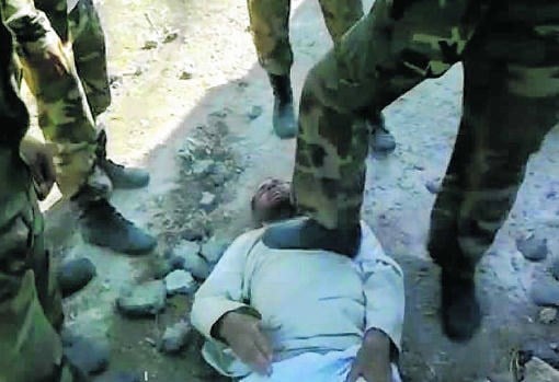 Een man uit al-Hula wordt mishandeld door soldaten van het regime, het beeld zou gemaakt zijn in augustus 2011. Volgens de oppositie is hij later overleden na foltering.