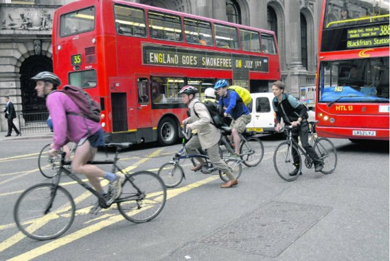 Met de fiets raak je in de drukke wereldstad Londen sneller én goedkoper op je bestemming.