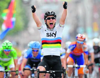 Niet te kloppen in de spurt: Cavendish juicht in de Tour.