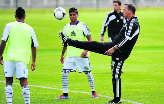 Suarez' vertrek baart John van den Brom (r. van Vargas) geen zorgen. ‘Ik ben erg tevreden over de offensieve spelers die ik heb.'