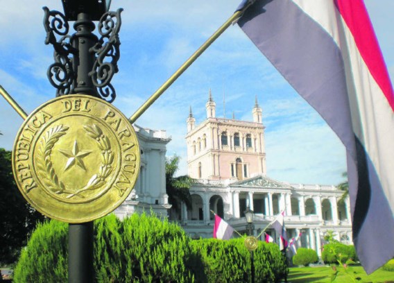 Paraguay is pas sinds 1989 een democratie. Tot 1989 leed het land onder de 35-jarige dictatuur van Alfredo Stroessner, die diepe wonden heeft geslagen.