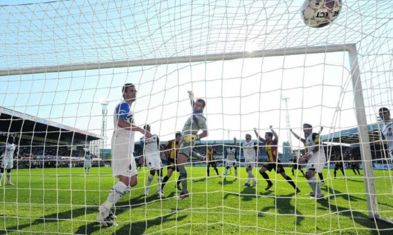 Thomas Enevoldsen klopt Club-doelman Vladan Kujovic en scoort de 1–1-gelijkmaker.