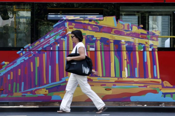 Net als het Parthenon op deze bus, zien de Grieken door de besparingen stilaan alle kleuren van de regenboog.