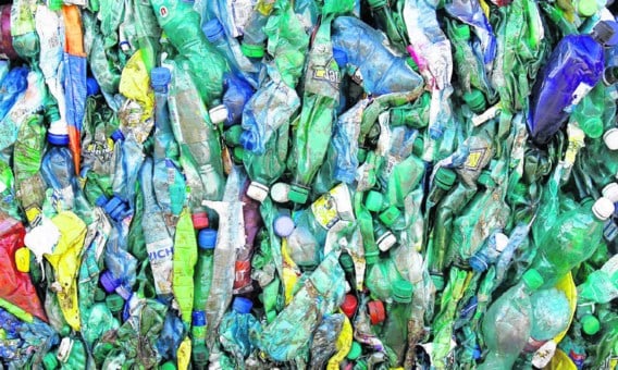 Veel microplastics in zee zijn afkomstig van grotere stukken plasticafval.