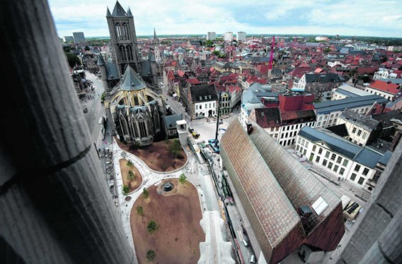 Zicht van op het Belfort, met links de Sint-Niklaaskerk.