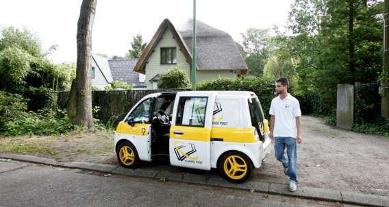 Postbode Steven Huypens zoemt geruisloos rond in een elektrisch wagentje.