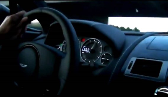 Het inmiddels beroemde YouTube-filmpje. Op de parallelweg van de E17 ter hoogte van Sint-Niklaas haalde de Aston Martin van Erik Parijs bijna driehonderd per uur.