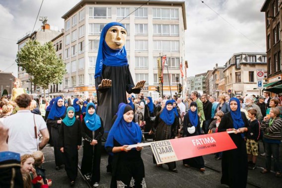 Lokale verenigingen maakten voor deze jubileumeditie hun eigen ‘reuzeke'. Hier wellicht een wereldprimeur: een reuzin met hoofddoek.